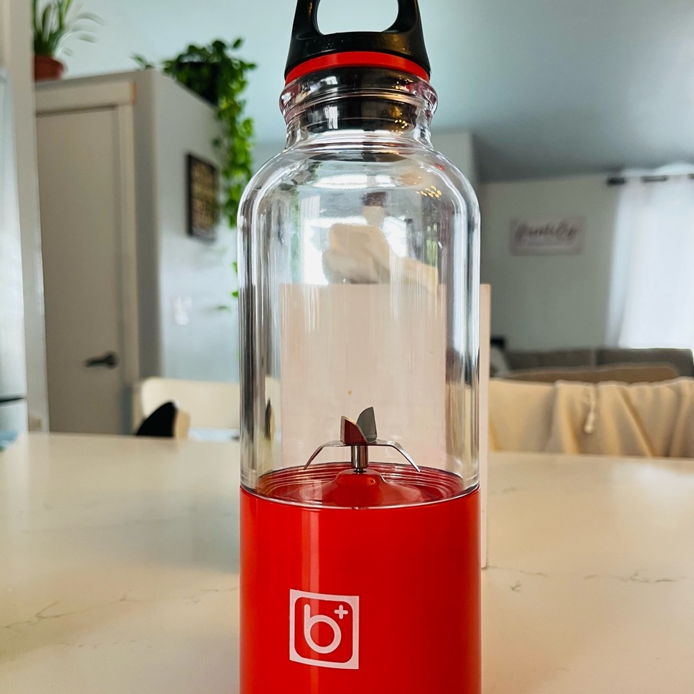 Portable bottle blender